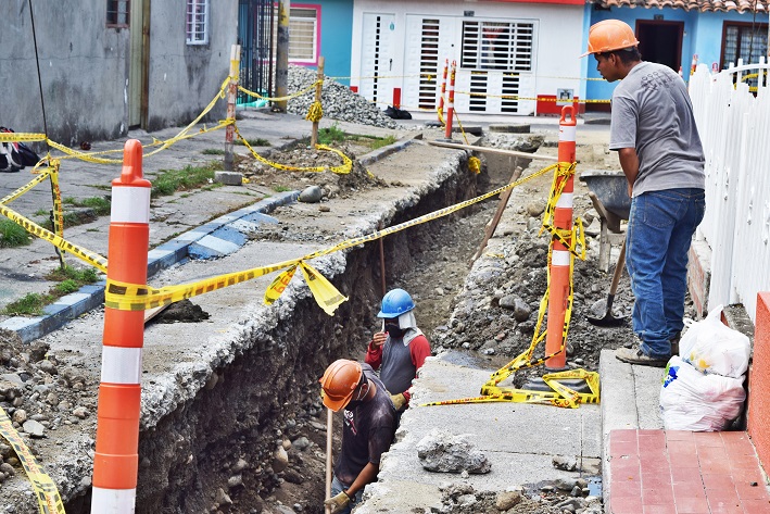 personal de la empresa realizando labor de excavación en una obra Fotografía de personal de la empresa realizando labor de excavación en una obra
